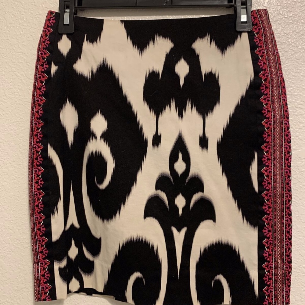 White House Black Market Hot Pink Embroidered Pencil Skirt Women's Size 0